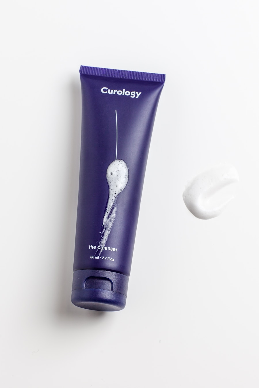 白いスキンケアボトルのイメージ