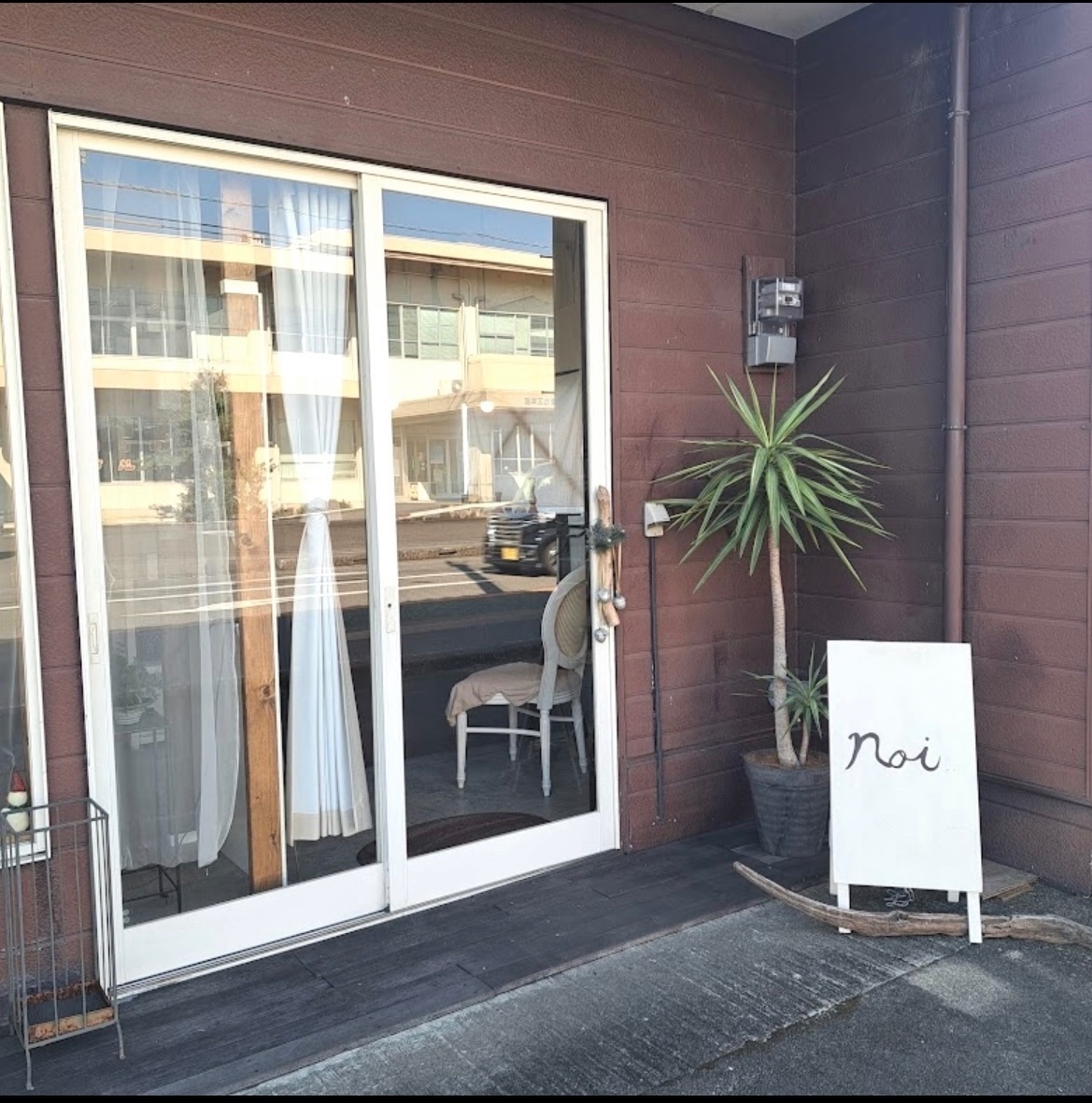 サロン店内の柔らかな光が差し込む空間